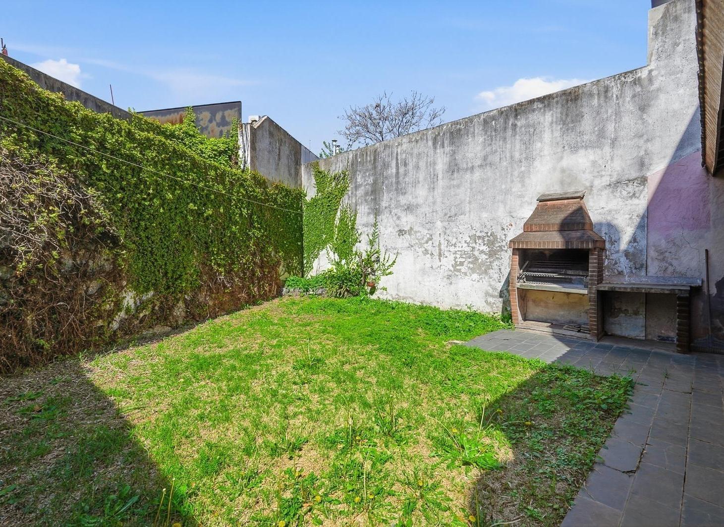 Foto de CASA EN LOTE PROPIO CON JARDÍN, PARRILLA Y COCHERA – VERSALLES, imagen 1