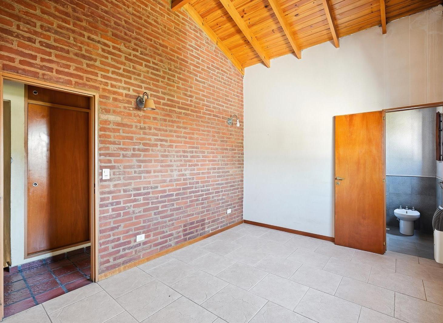 Foto de CASA EN LOTE PROPIO CON JARDÍN, PARRILLA Y COCHERA – VERSALLES, imagen 5