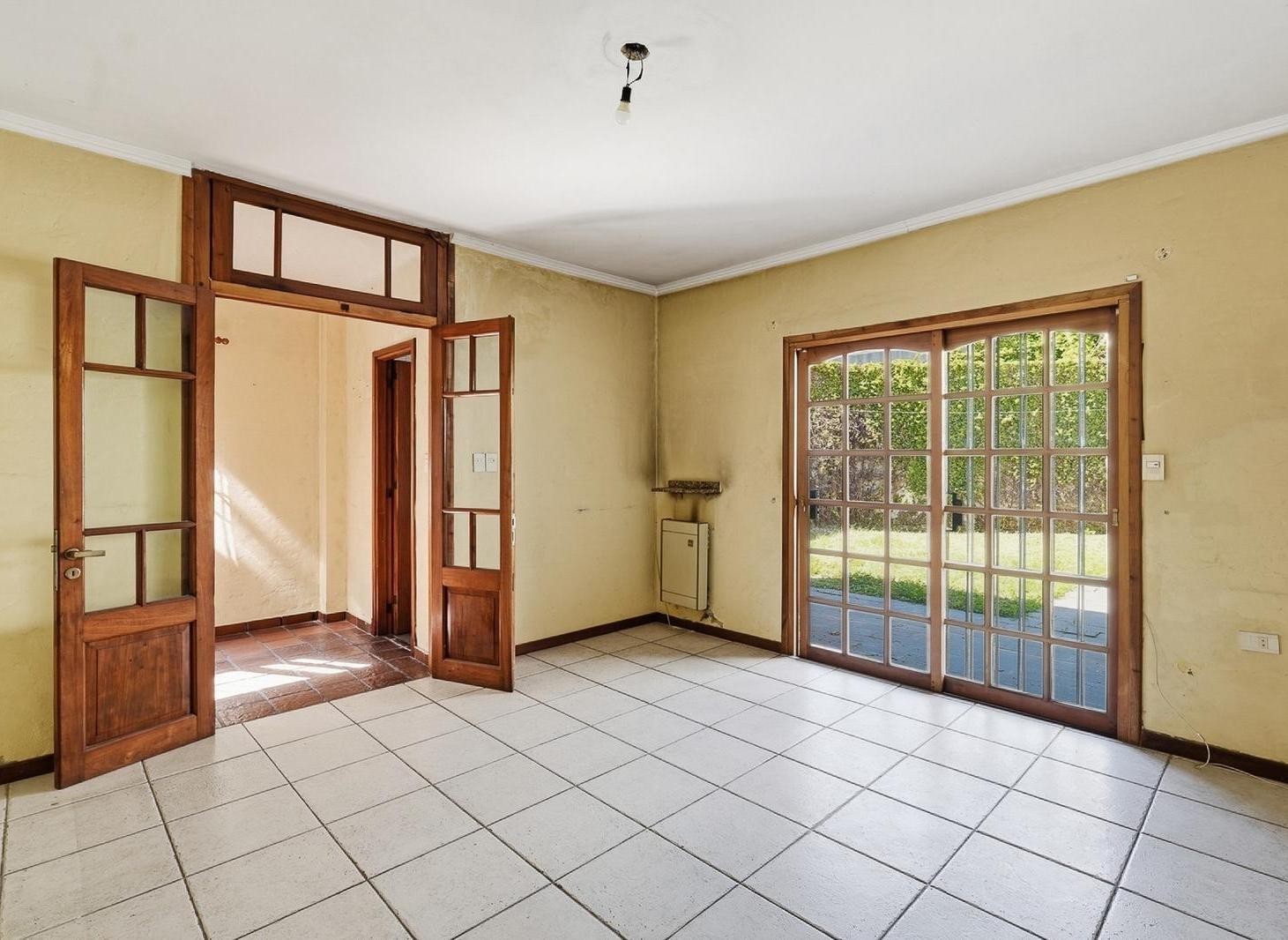 Foto de CASA EN LOTE PROPIO CON JARDÍN, PARRILLA Y COCHERA – VERSALLES, imagen 2