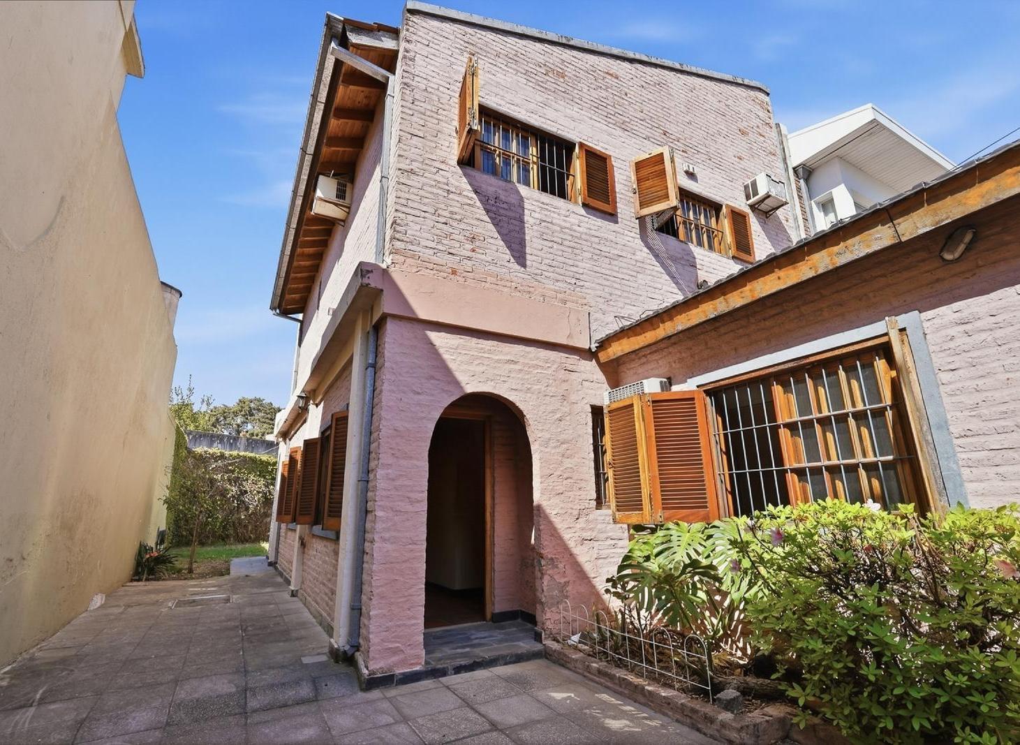 Foto de CASA EN LOTE PROPIO CON JARDÍN, PARRILLA Y COCHERA – VERSALLES, imagen 4