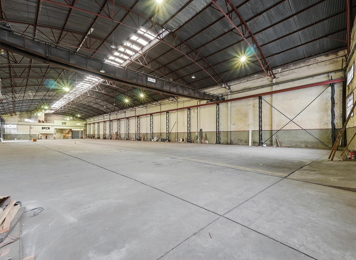 Foto de Alquiler galpón industrial con oficinas - Doble Ingreso - Logística, imagen 2