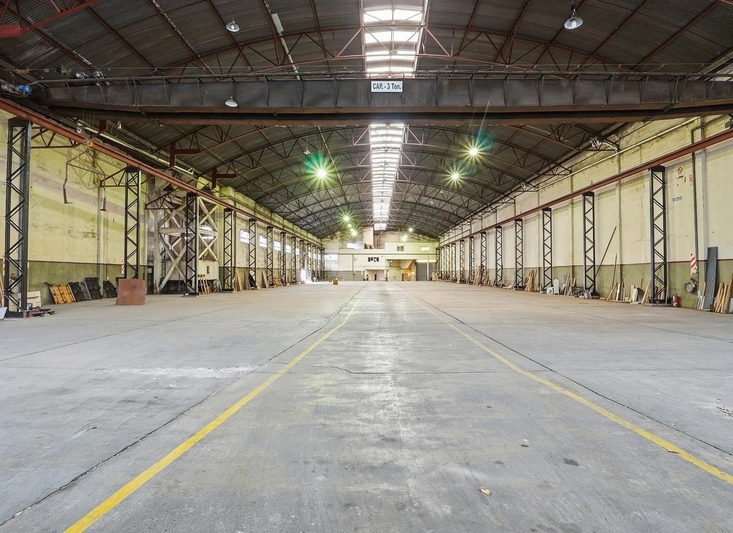 Foto de Alquiler galpón industrial con oficinas - Doble Ingreso - Logística, imagen 3