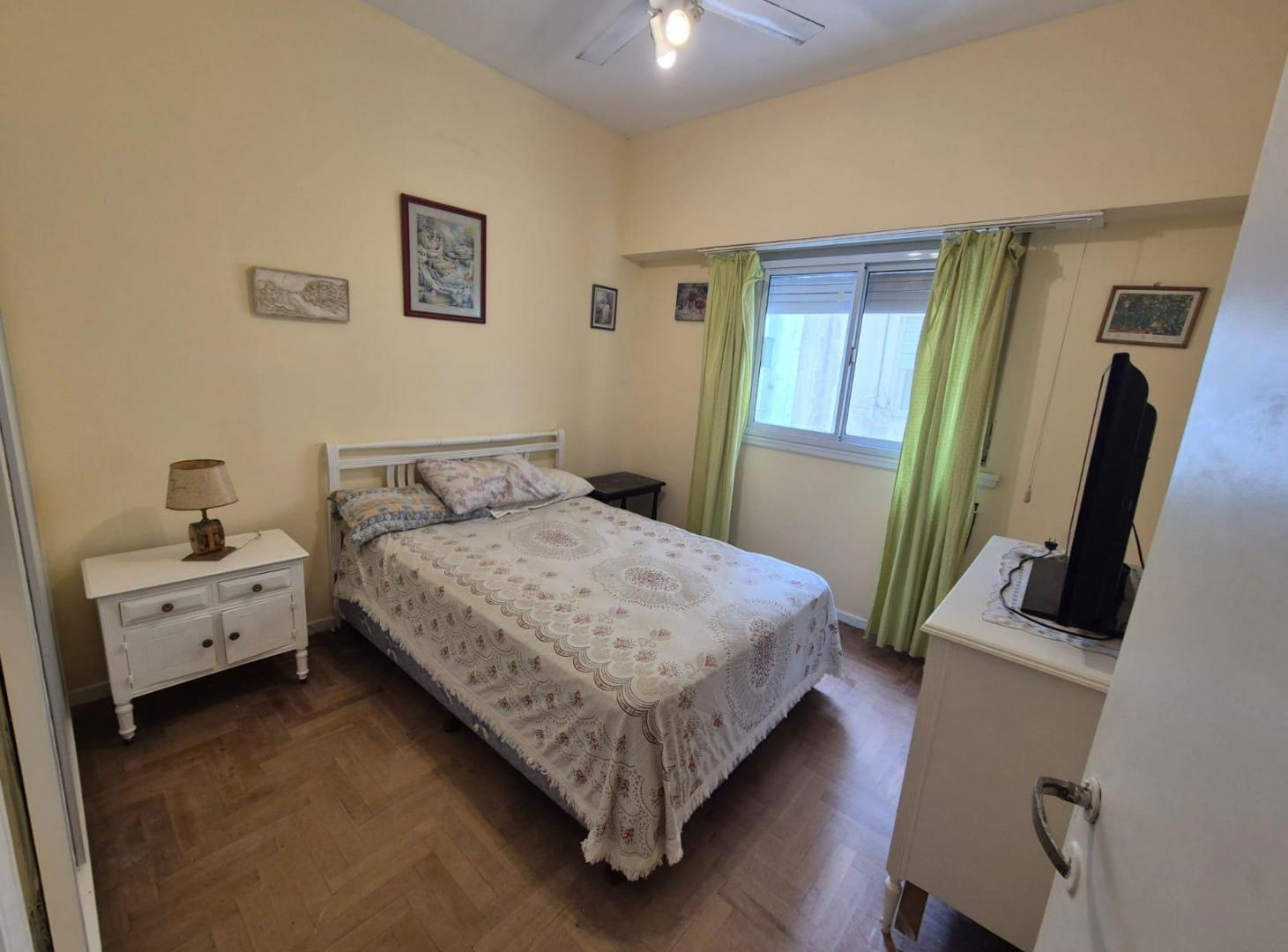 Departamento de dos ambientes al contrafrente en venta pleno centro