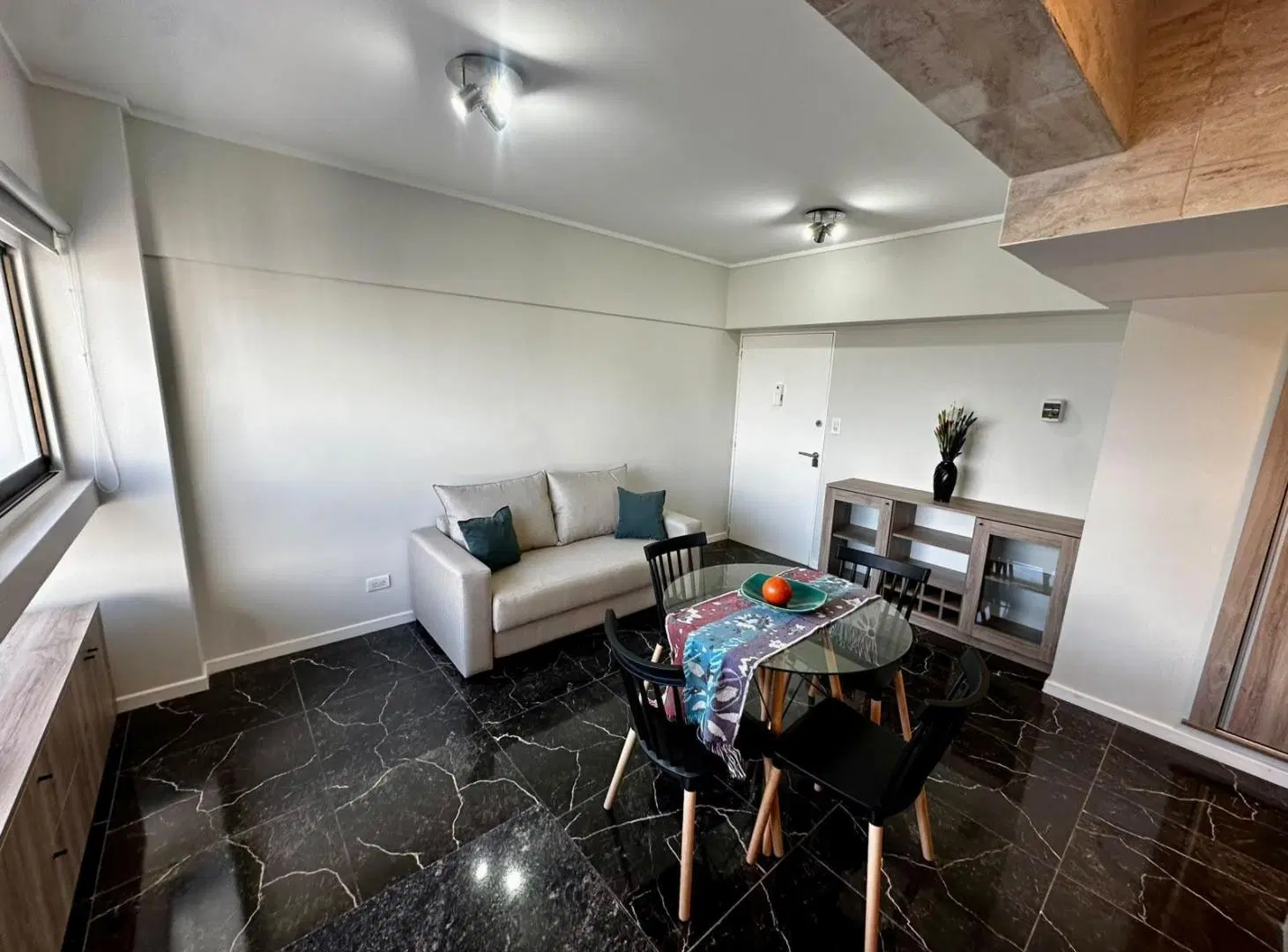 Departamento en venta de dos ambientes al contrafrente con cochera zona centro 2