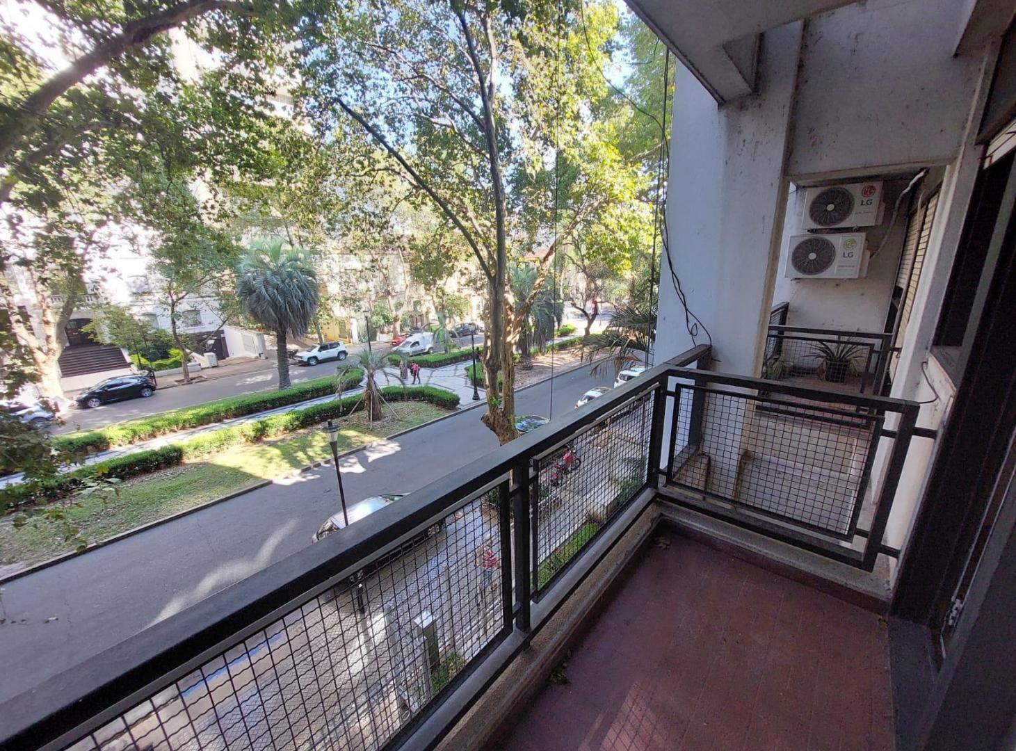 Departamento en venta sobre bv oroño con balcón al frente