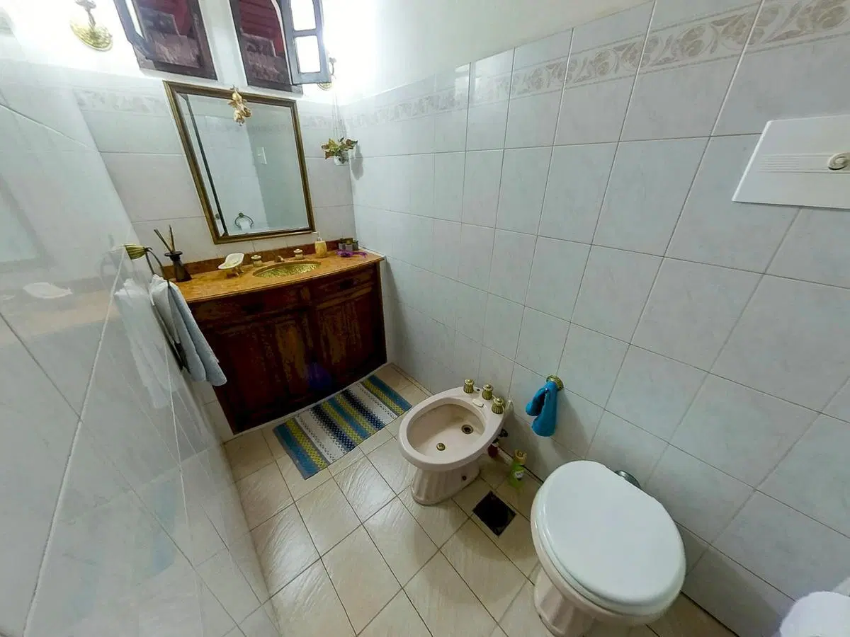VENTA CASA  4 DORMITORIOS  CON GRAN PARQUE  PILETA Y QUINCHO EN ALBERDI 3