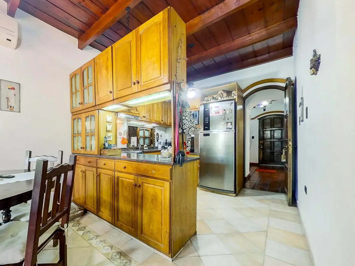 VENTA CASA  4 DORMITORIOS  CON GRAN PARQUE  PILETA Y QUINCHO EN ALBERDI 5