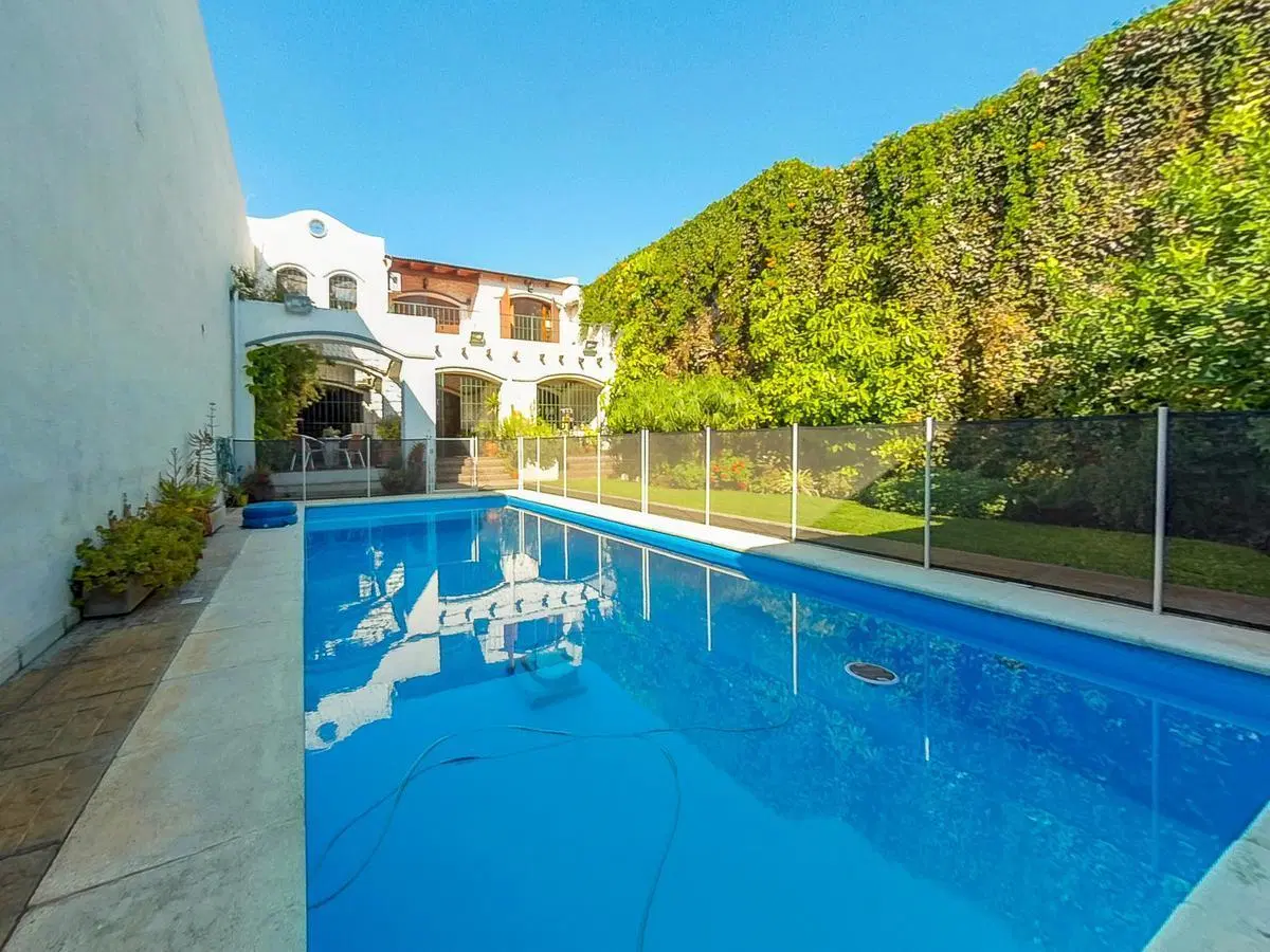 VENTA CASA  4 DORMITORIOS  CON GRAN PARQUE  PILETA Y QUINCHO EN ALBERDI 2
