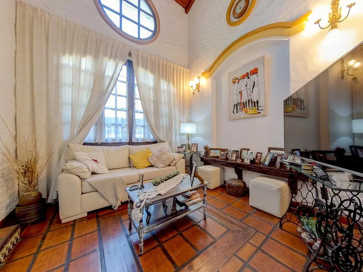 VENTA CASA  4 DORMITORIOS  CON GRAN PARQUE  PILETA Y QUINCHO EN ALBERDI 4