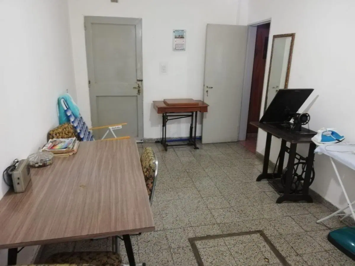 Casa en venta de dos dormitorio con cochera y patio en Alberdi 1