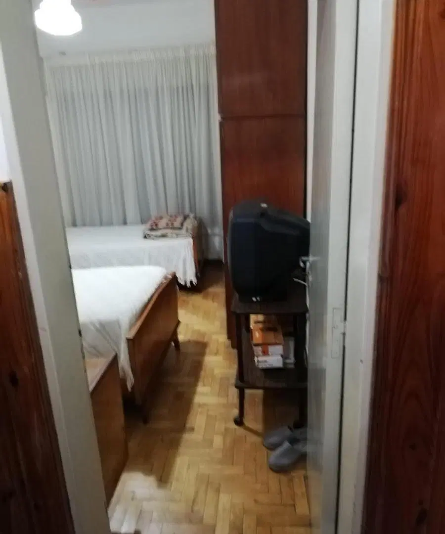 Casa en venta de dos dormitorio con cochera y patio en Alberdi 2