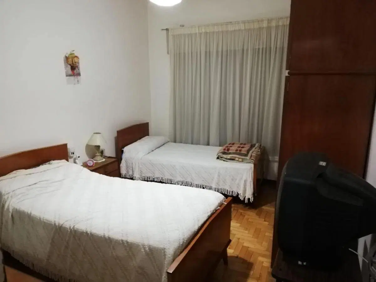 Casa en venta de dos dormitorio con cochera y patio en Alberdi 8