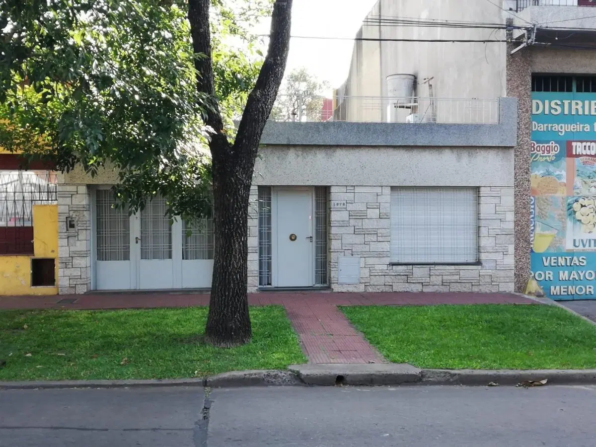 Casa en venta de dos dormitorio con cochera y patio en Alberdi 5