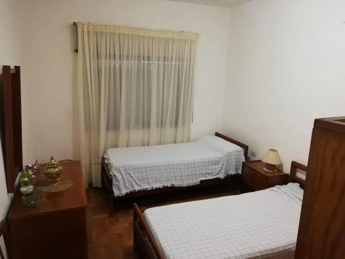 Casa en venta de dos dormitorio con cochera y patio en Alberdi 3