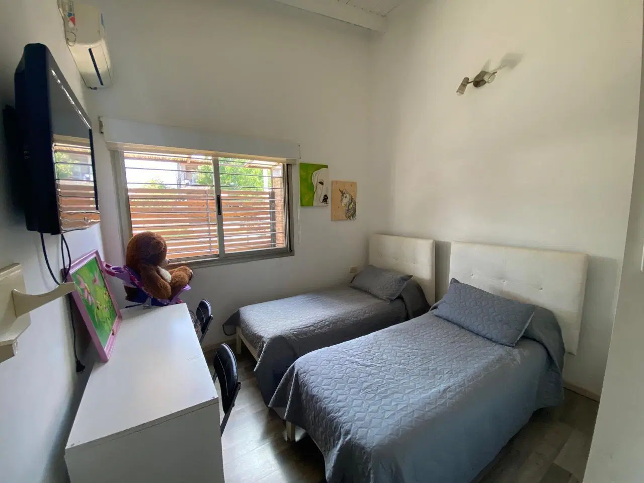 Casa de dos dormitorio con patio y pileta en Capitan Bermudez 4