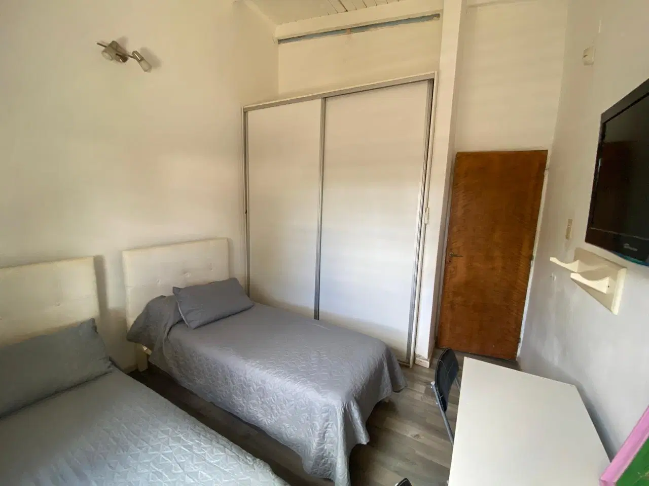 Casa de dos dormitorio con patio y pileta en Capitan Bermudez 5
