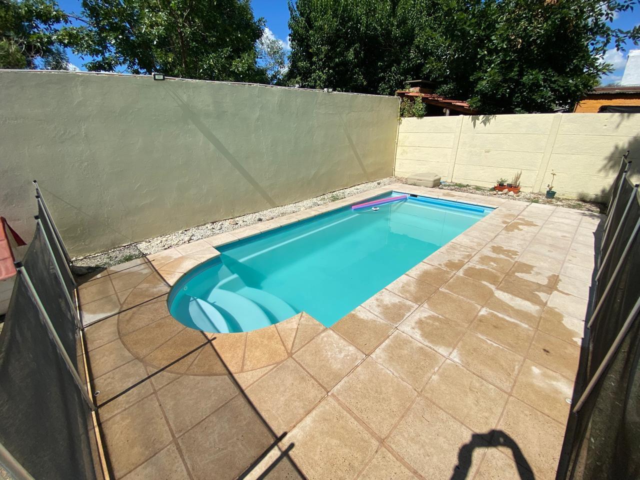 Foto de Casa de dos dormitorio con patio y pileta en Capitan Bermudez, imagen 3