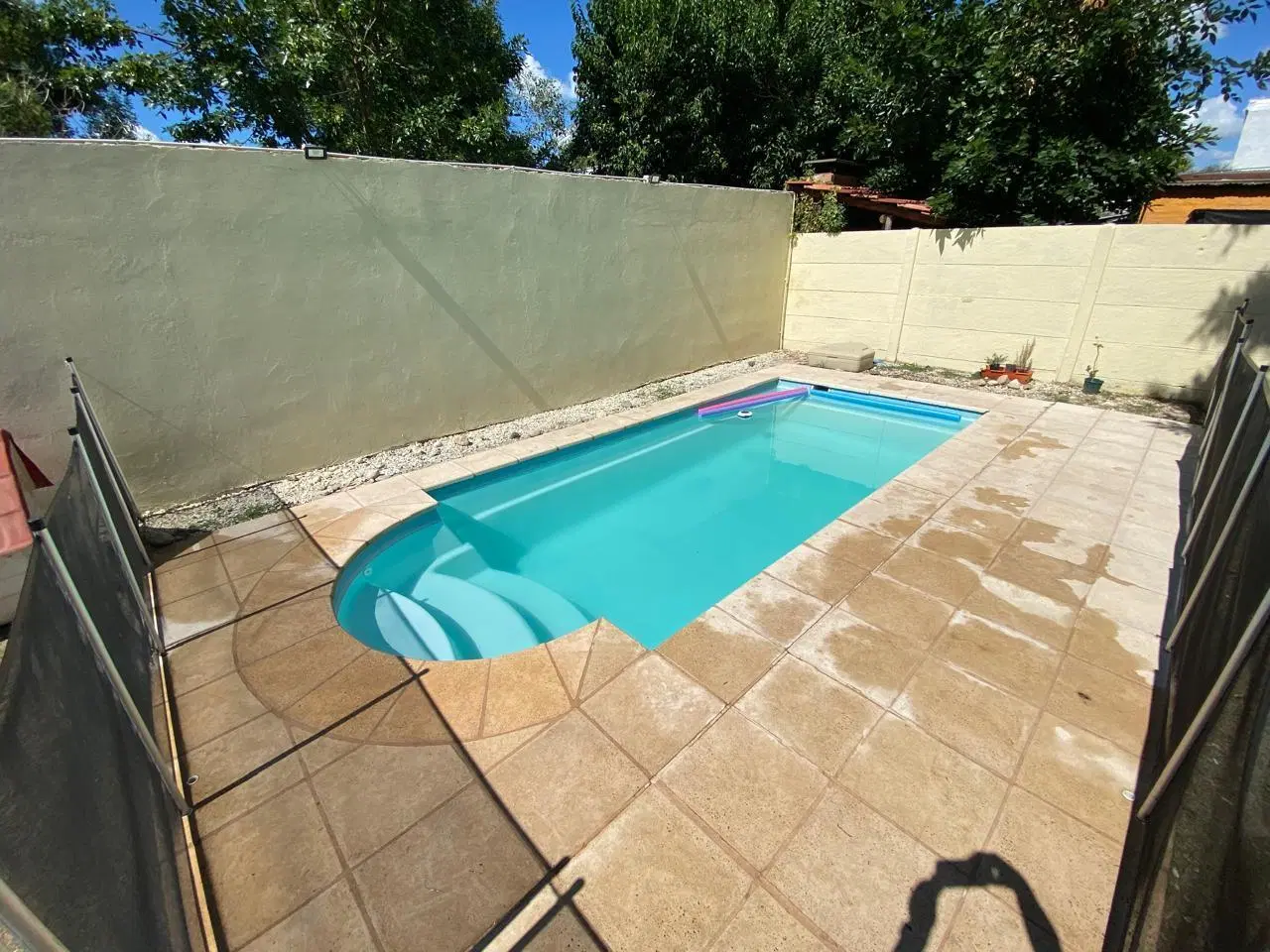 Casa de dos dormitorio con patio y pileta en Capitan Bermudez 3