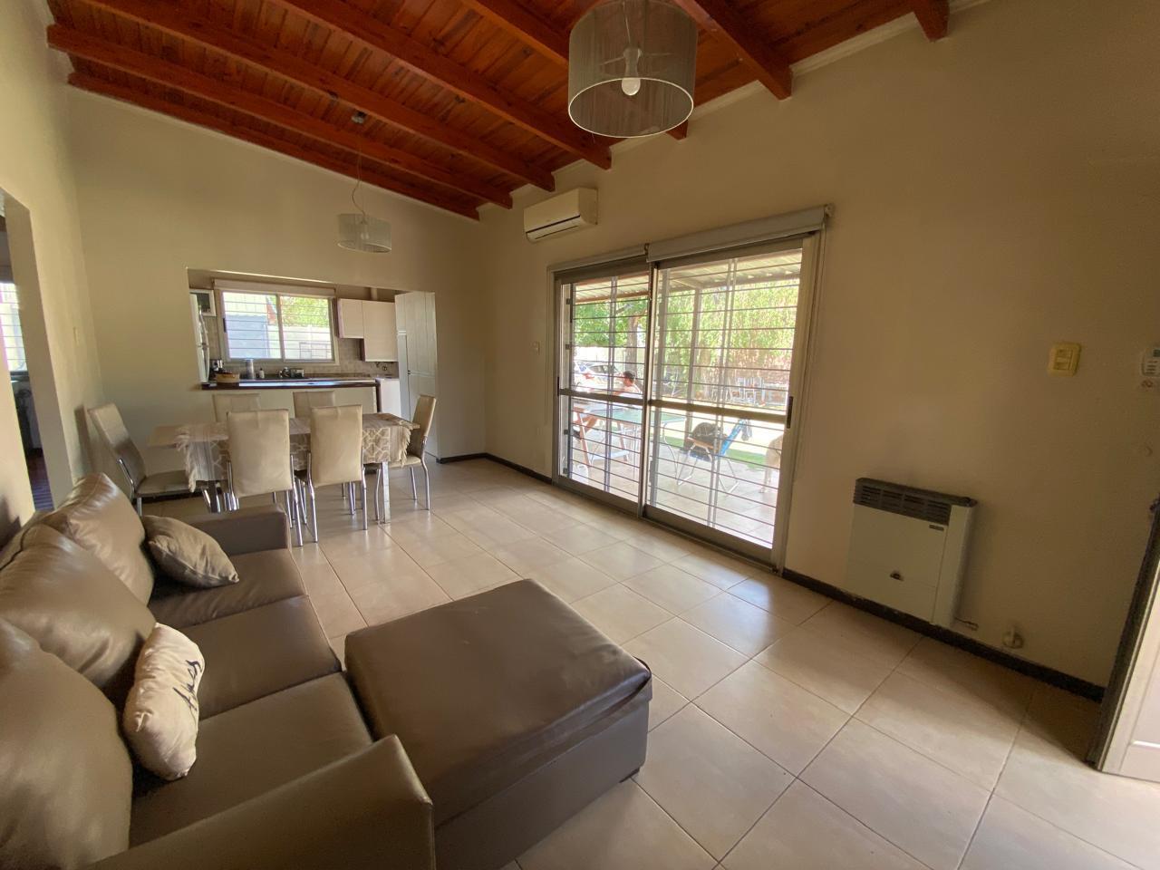 Foto de Casa de dos dormitorio con patio y pileta en Capitan Bermudez, imagen 1