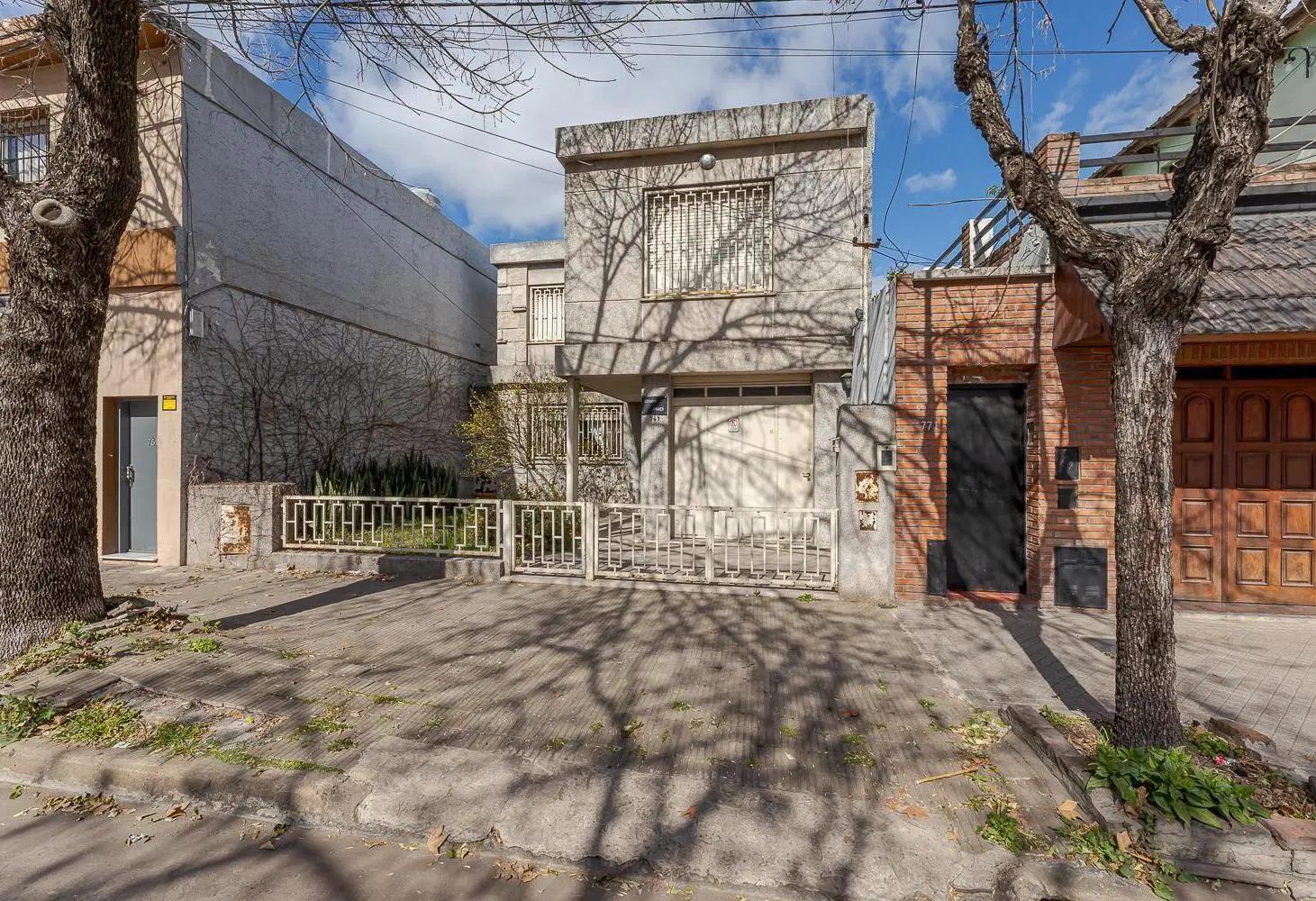 VENTA CASA DE 4 DORMITORIOS CON GRAN PATIO Y COCHERA ZONA SUR ROSARIO 2