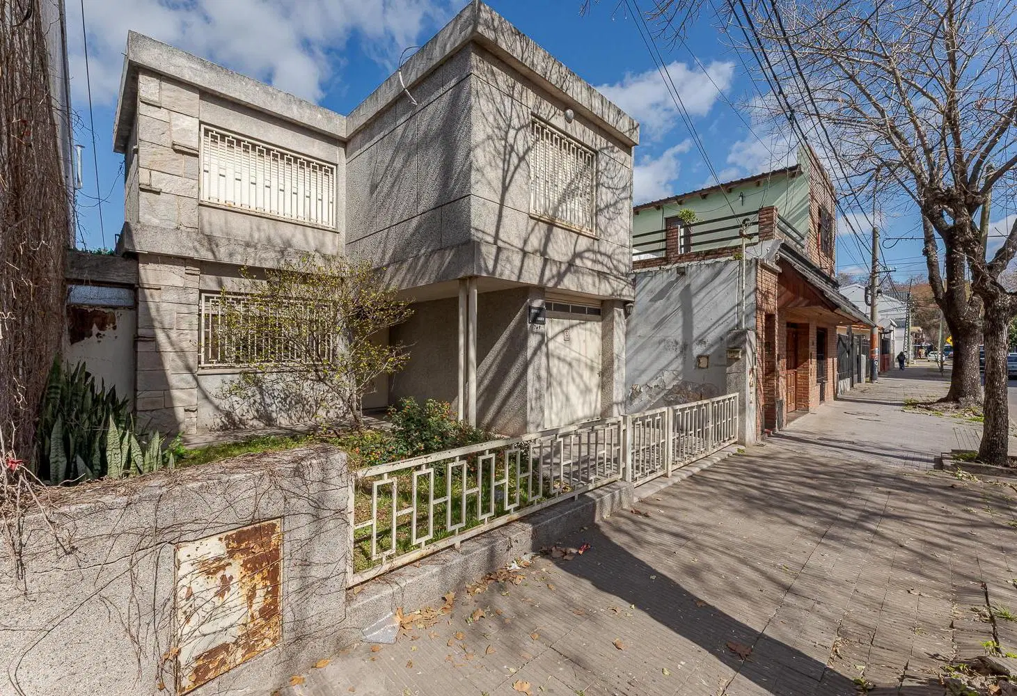 VENTA CASA DE 4 DORMITORIOS CON GRAN PATIO Y COCHERA ZONA SUR ROSARIO 1