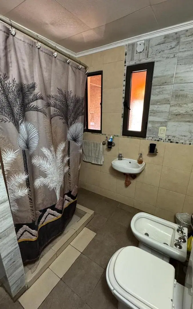 Casa de dos dormitorios con quincho y pileta en roldan 8
