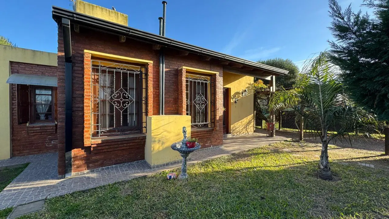 Casa de dos dormitorios con quincho y pileta en roldan 2