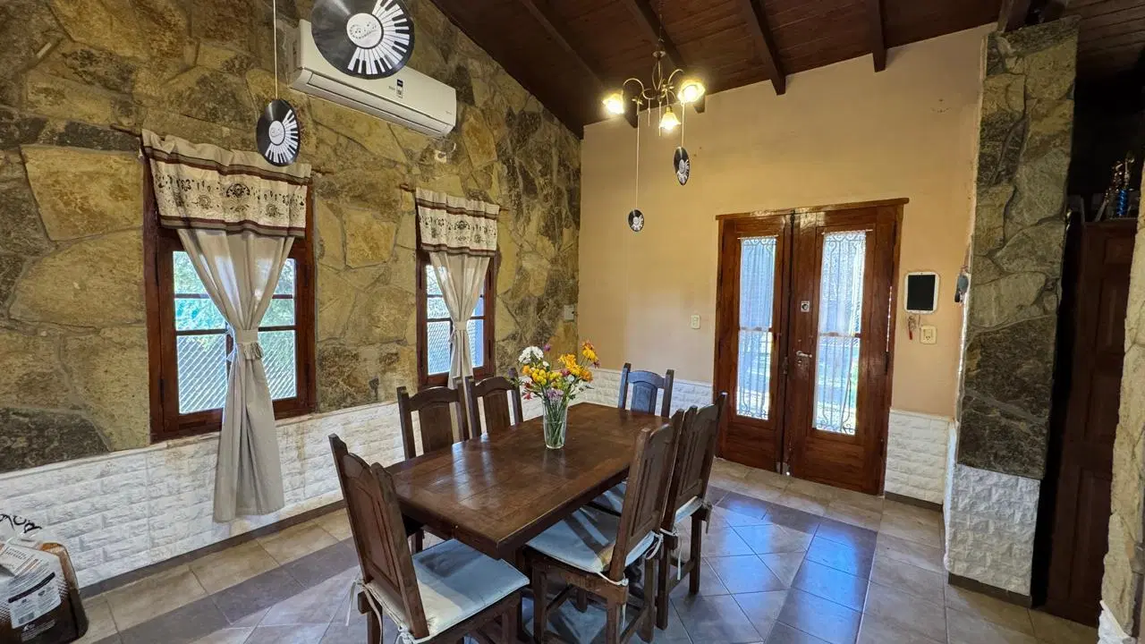 Casa de dos dormitorios con quincho y pileta en roldan 8