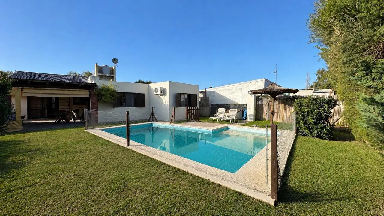 Casa de dos dormitorios con quincho y pileta en roldan 1