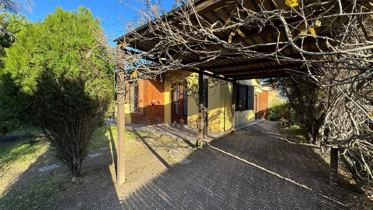 Casa de dos dormitorios con quincho y pileta en roldan 3