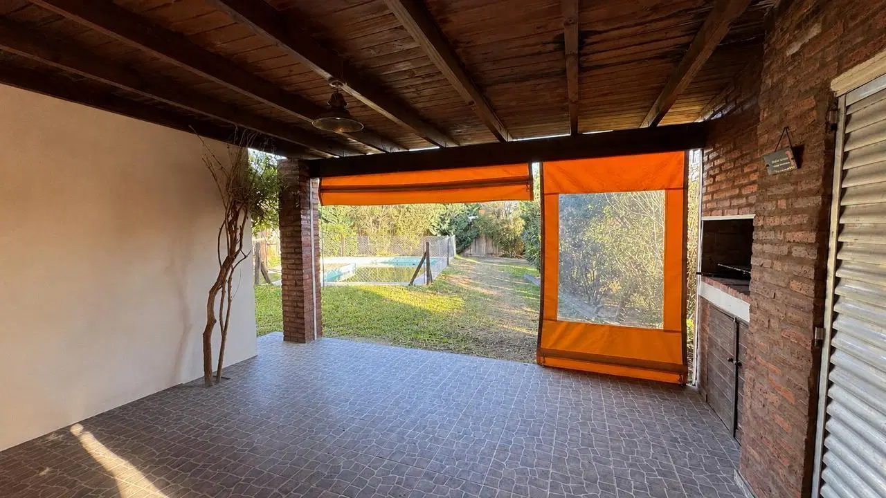 Casa de dos dormitorios con quincho y pileta en roldan 5