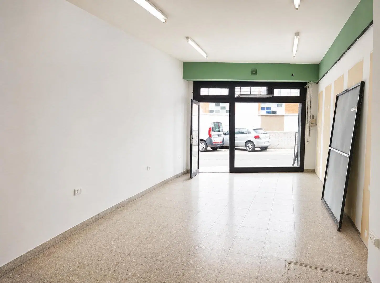 ALQUILER LOCAL COMERCIAL CON VIDRIERA 8