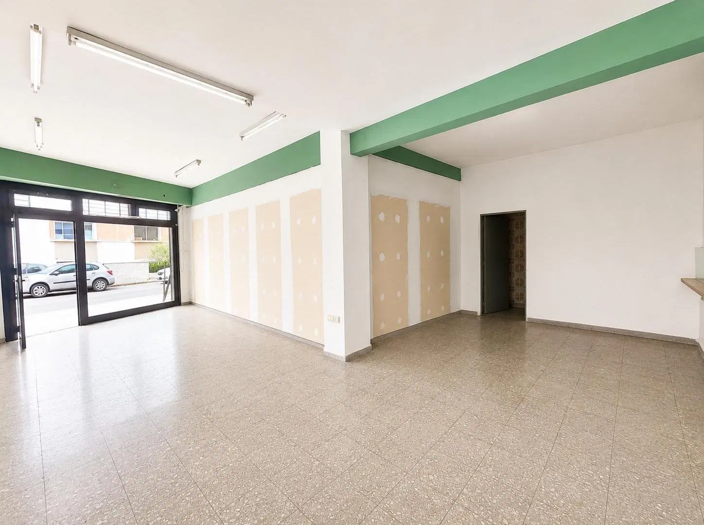 ALQUILER LOCAL COMERCIAL CON VIDRIERA 4