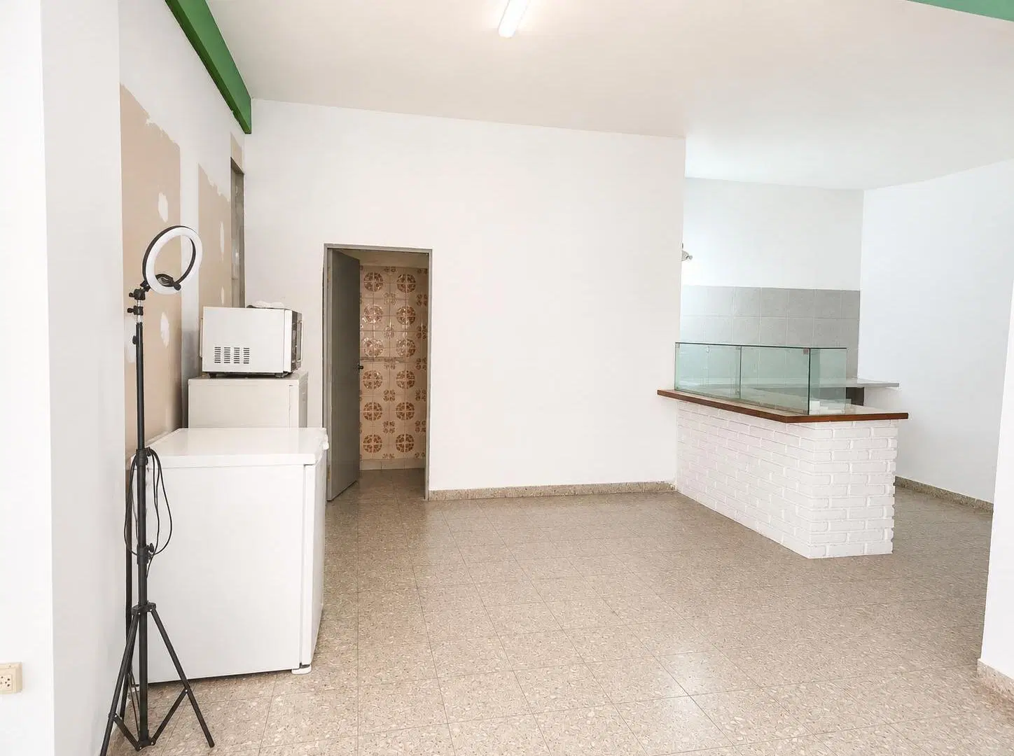 ALQUILER LOCAL COMERCIAL CON VIDRIERA 3
