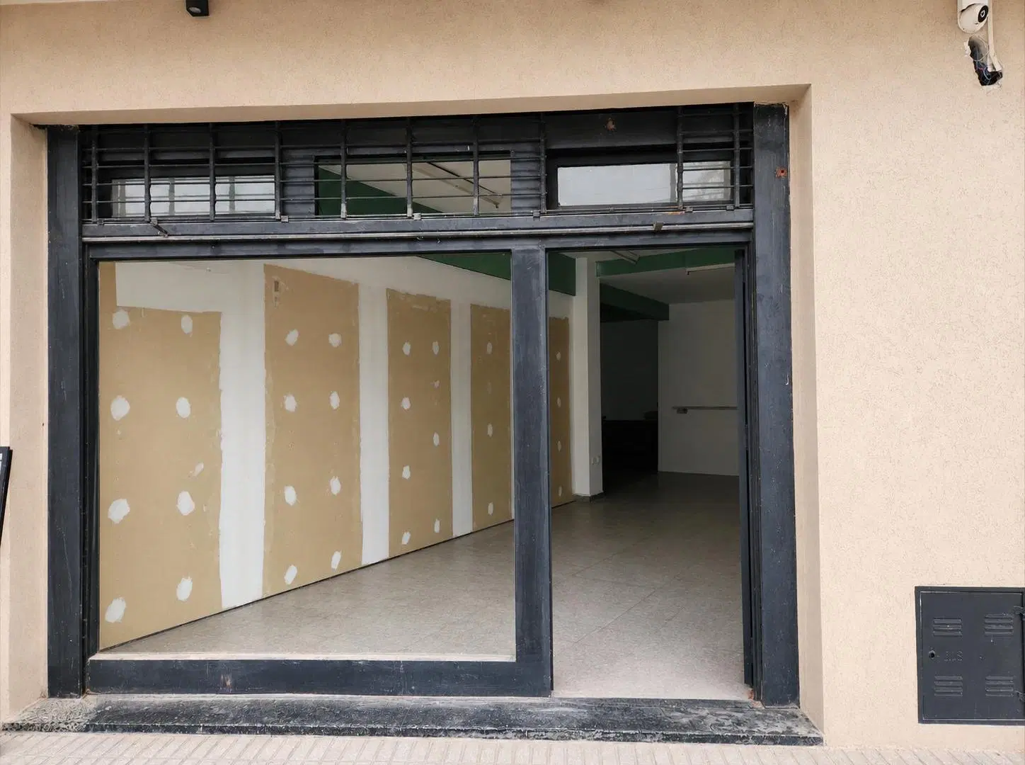 ALQUILER LOCAL COMERCIAL CON VIDRIERA 1