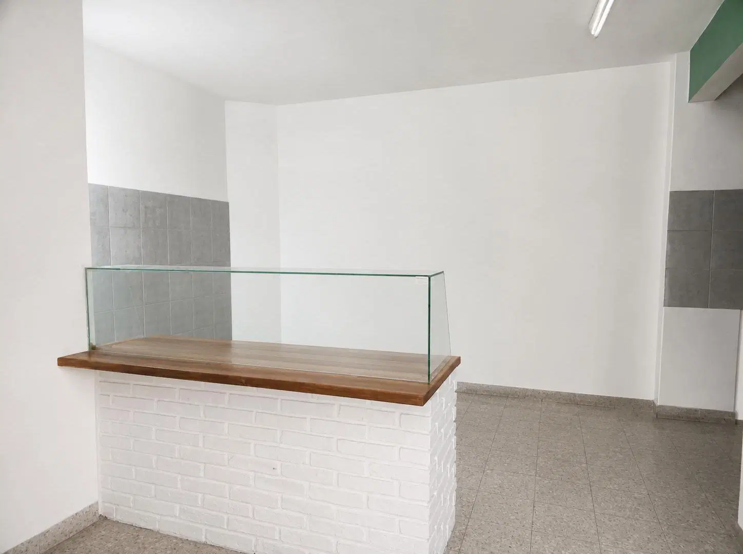 ALQUILER LOCAL COMERCIAL CON VIDRIERA 5