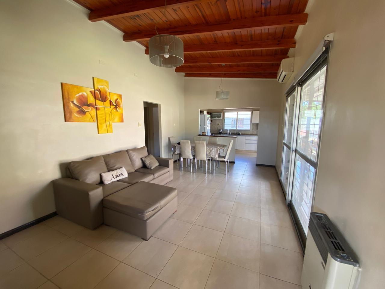 Foto de Casa de dos dormitorio con patio y pileta en Capitan Bermudez, imagen 1