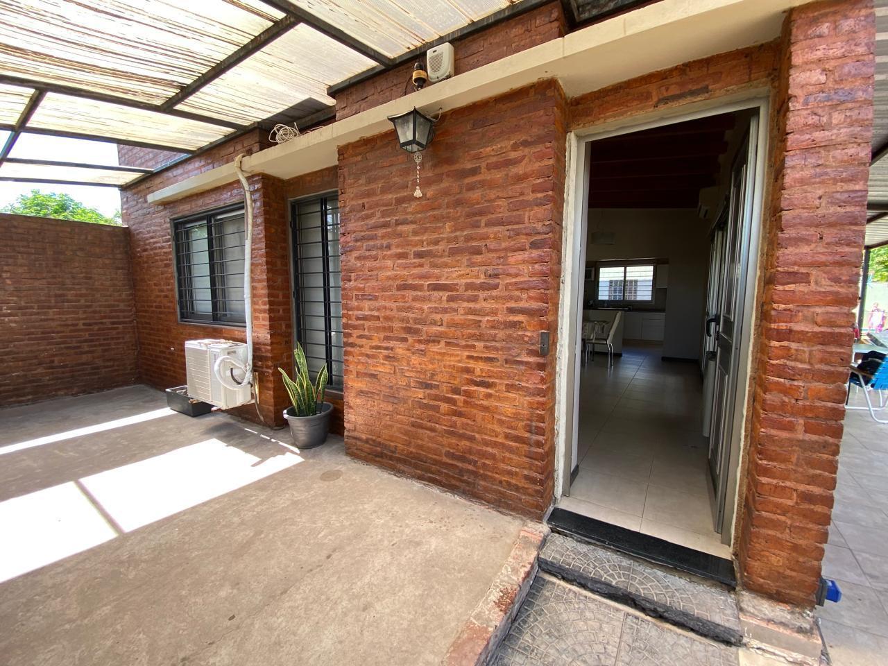 Foto de Casa de dos dormitorio con patio y pileta en Capitan Bermudez, imagen 3