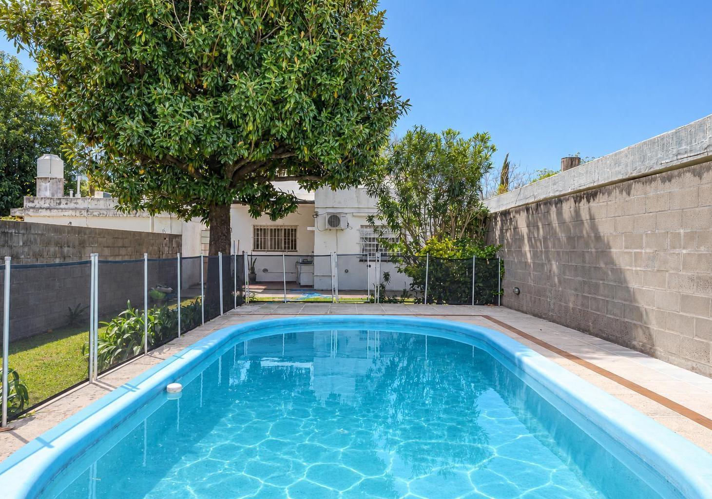 Foto de VENTA CASA BARRIO ALBERDI 3 DORMITORIOS COCHERA PARQUE Y PILETA, imagen 2