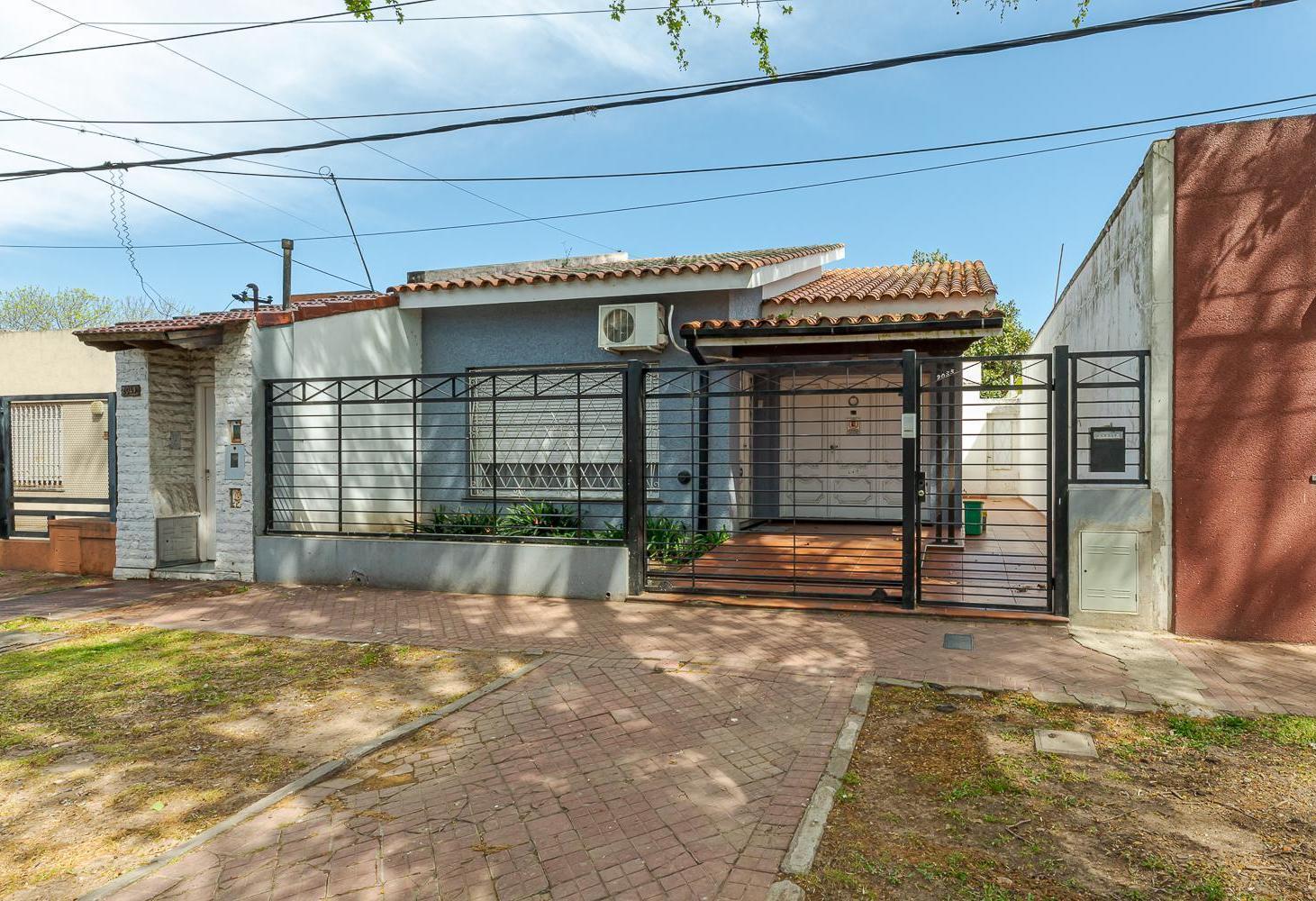 Foto de VENTA CASA BARRIO ALBERDI 3 DORMITORIOS COCHERA PARQUE Y PILETA, imagen 1