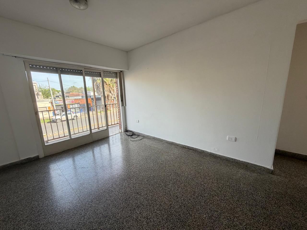 Foto de Departamento de dos dormitorios con patio y balcon en parque casado, imagen 1