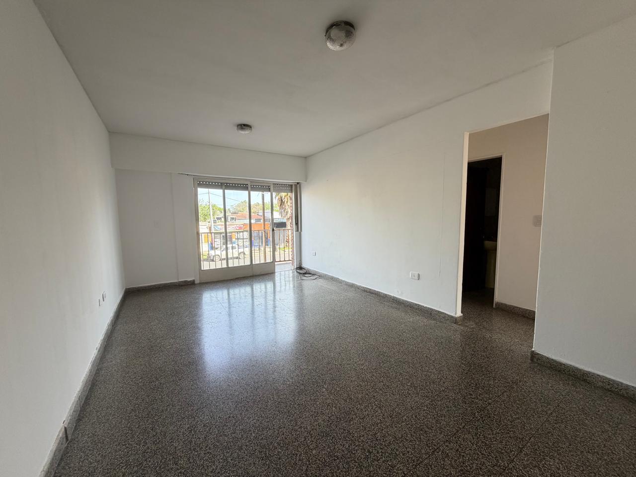 Foto de Departamento de dos dormitorios con patio y balcon en parque casado, imagen 2