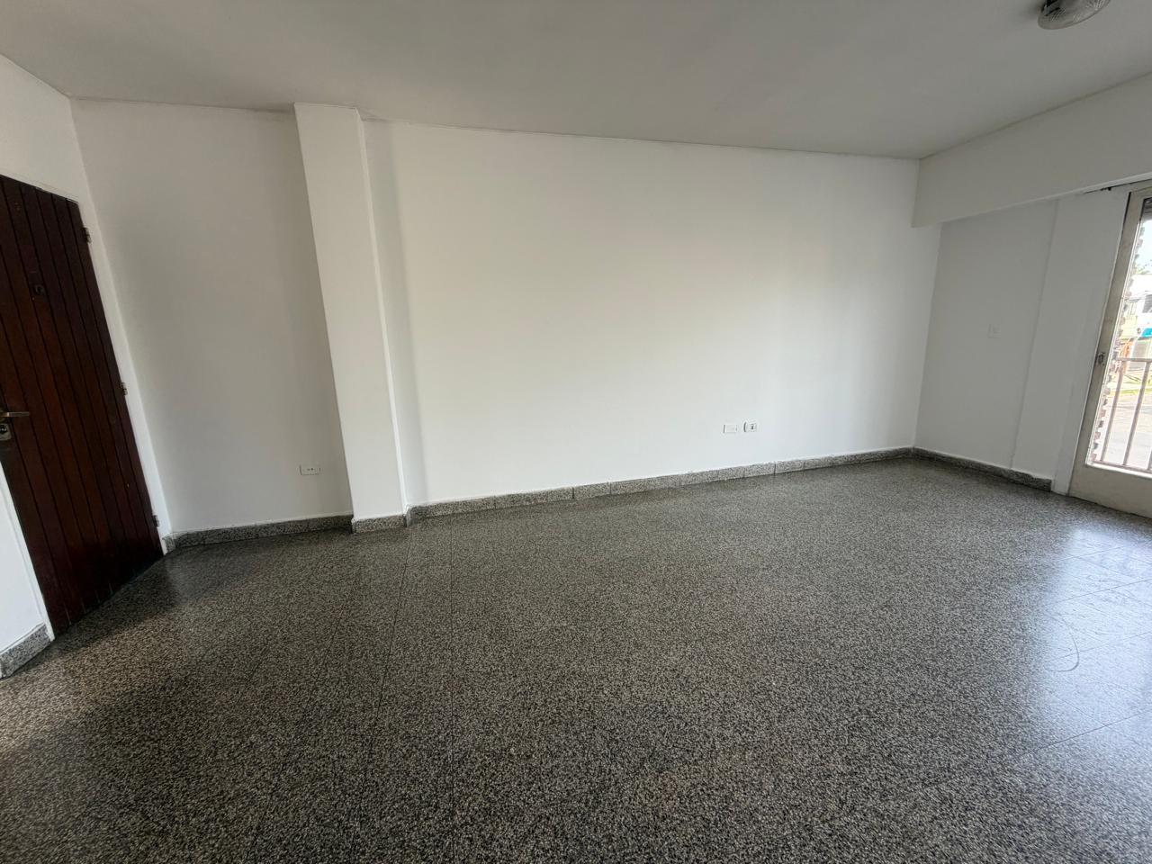 Foto de Departamento de dos dormitorios con patio y balcon en parque casado, imagen 4