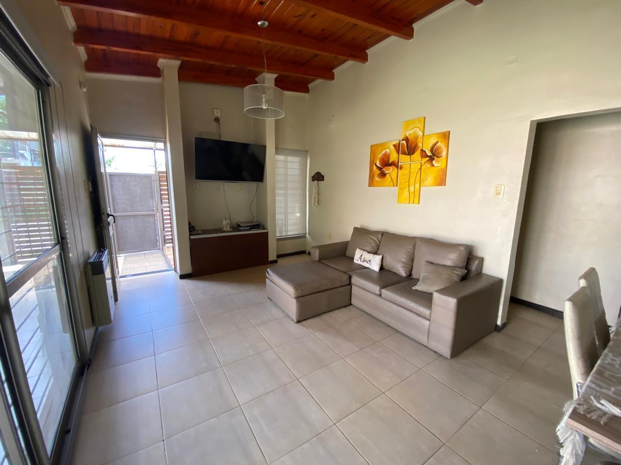 Foto de Casa de dos dormitorio con patio y pileta en Capitan Bermudez, imagen 4