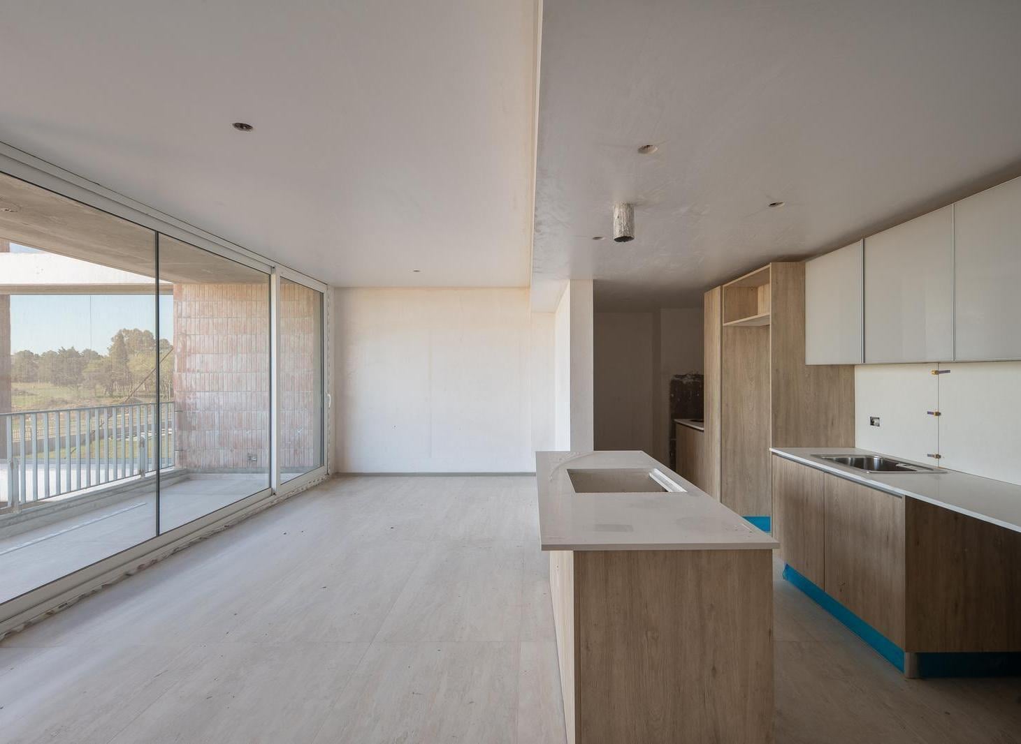 Foto de VENTA DEPARTAMENTO DE 3 DORMITORIOS CON COCHERA EN GALINDA CALIDAD, imagen 2
