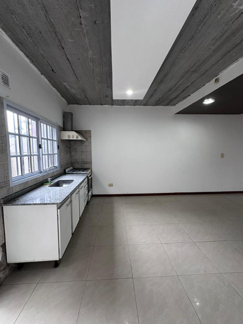 VENTA DUPLEX CON COCHERA Y PATIO MORON NORTE