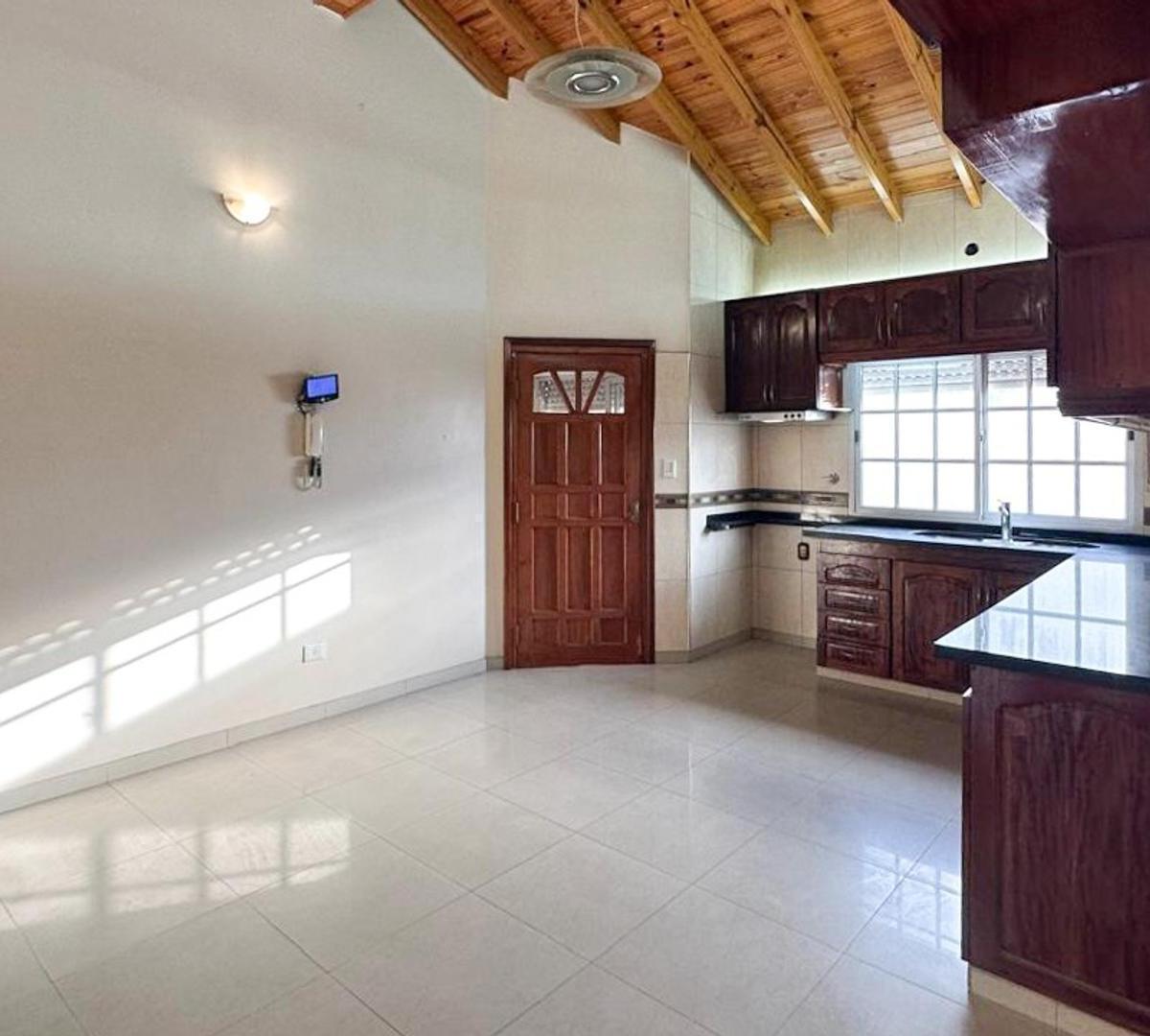 En Venta Merlo Casa con Locales Quincho y Pileta Permuta 3