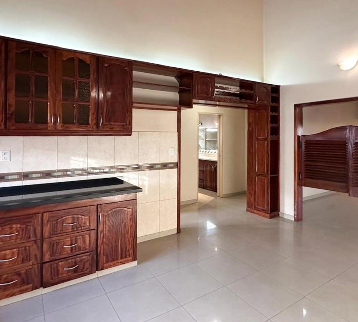 En Venta Merlo Casa con Locales Quincho y Pileta Permuta 5