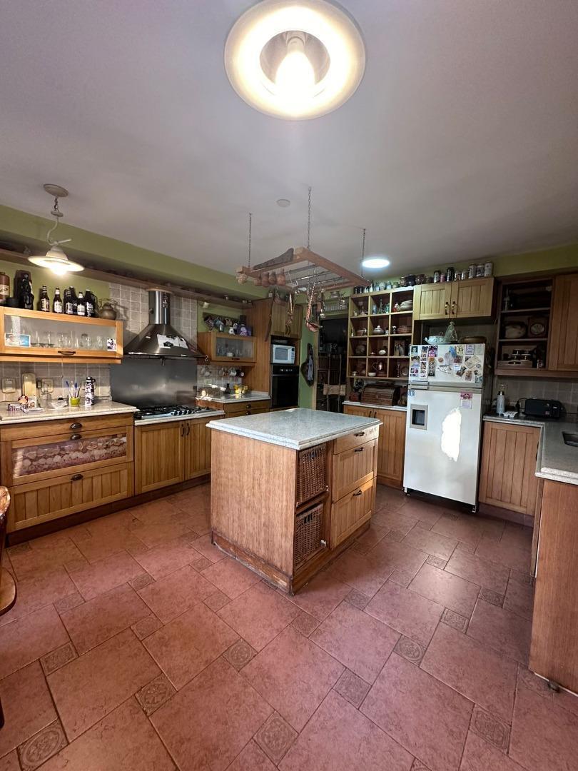 VENTA CASA 4 AMB Y PILETA MERLO CENTRO