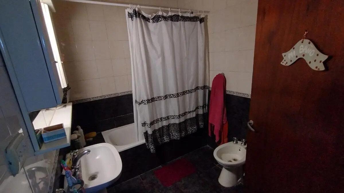 Foto de Venta Casa 2 Dormitorios Villa Vatteone Con Cochera, imagen 2